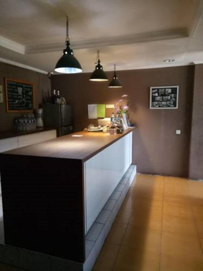Venice Guest House Redpartner Джакарта Экстерьер фото